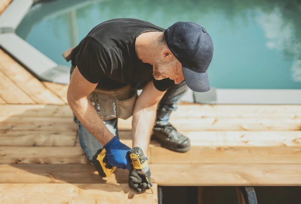 Chantier de construction extérieur avec piscine en cours d'aménagement