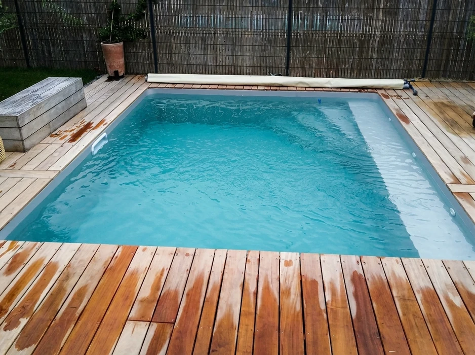 Équipement de piscine avec pompe électrique connectée à un système de filtration