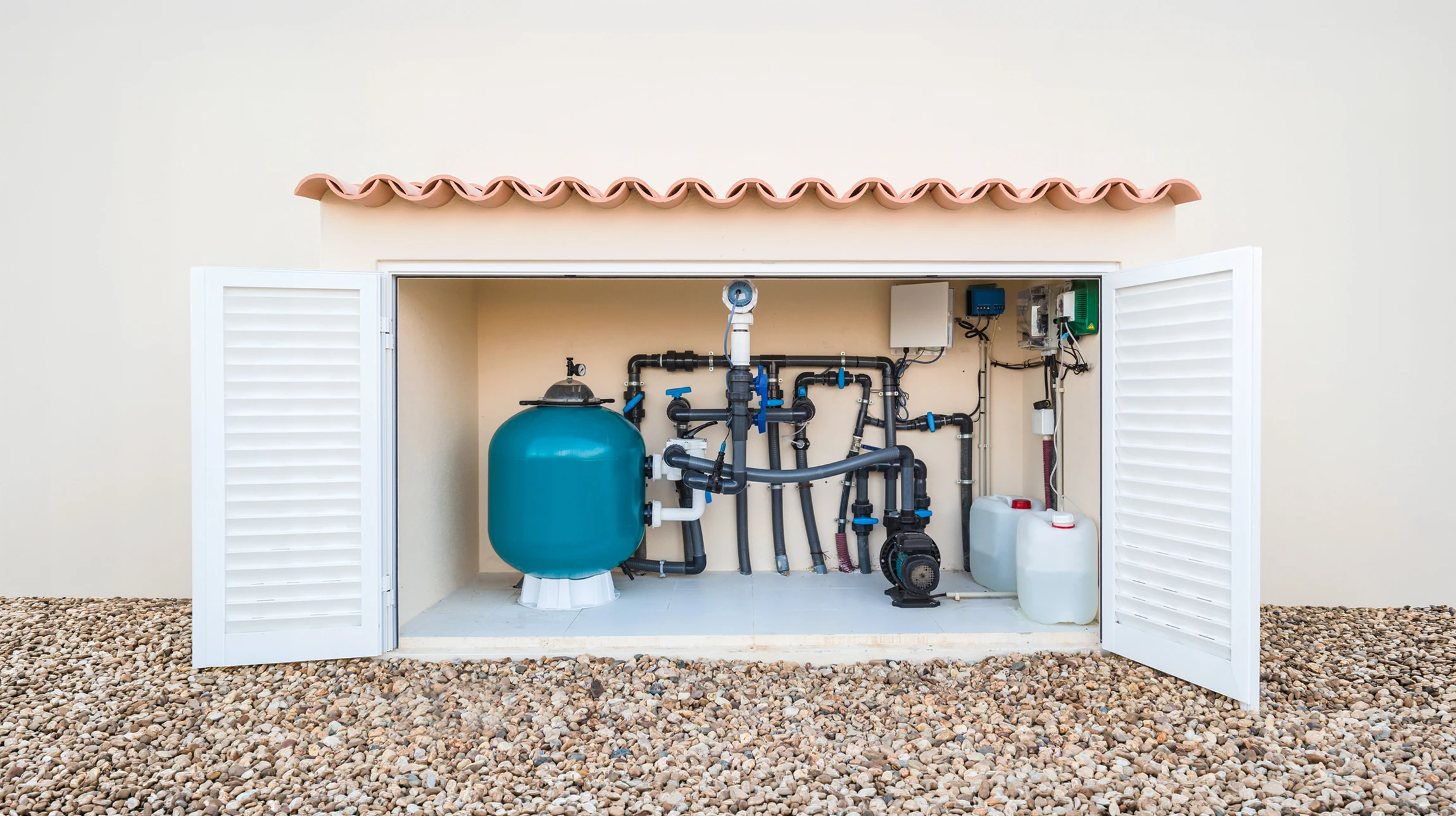 Chantier extérieur avec installation de pompe électrique immergée