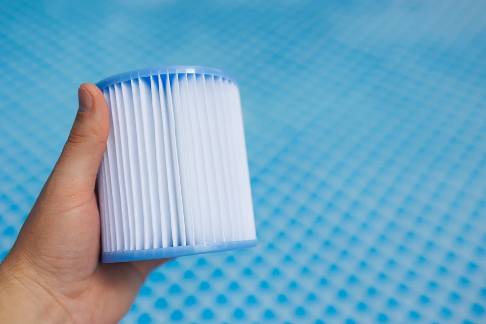 Scène extérieure au bord d'une piscine avec équipements d'entretien et de contrôle de la qualité de l'eau