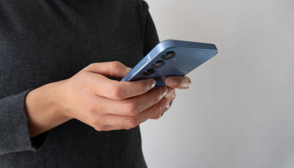 Écran d'ordinateur portable ou tablette affichant une interface claire et intuitive de simulateur de calcul tarifaire. L'interface montre des champs de saisie (type d'installation, dimensions, options) avec des contrôles visuels simples, et un bouton d'estimation générant un devis automatisé. L'ambiance est professionnelle, lumineuse, avec un design épuré et des touches de couleur apaisante. Arrière-plan légèrement flou montrant un environnement résidentiel calme, symbolisant l'autonomie et la confiance du propriétaire effectuant son estimation à domicile, sans pression.