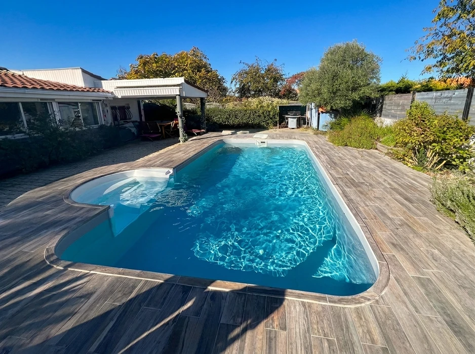 Jardin résidentiel avec piscine hors-sol rectangulaire installée sur pelouse