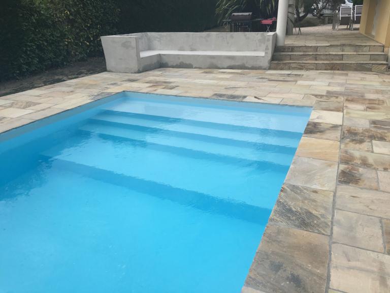 Piscine qui perd de l’eau : faut-il chercher une fuite avant de changer le liner ?