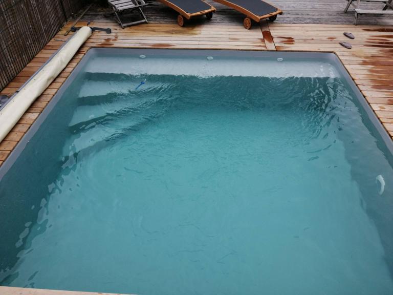 Liner sur mesure ou membrane armée : quelles questions poser pour rénover sa piscine ?